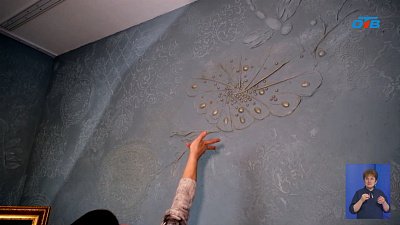 В Миассе в подъезде появился барельеф