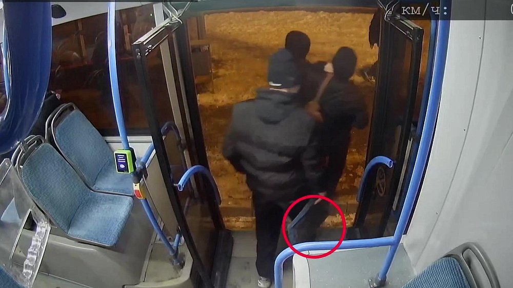 Подростки украли сиденье из автобуса в Челябинске