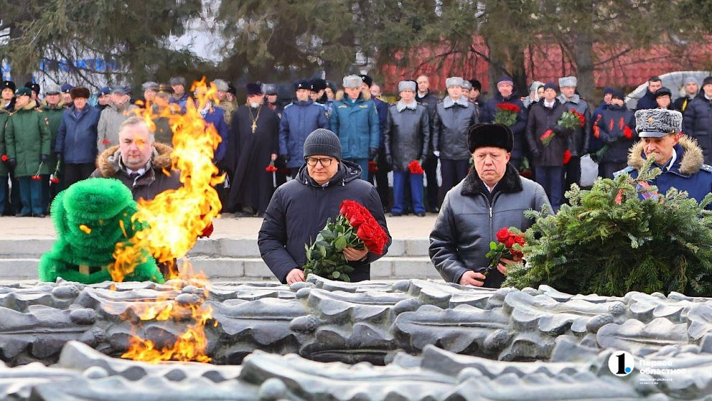 Алексей Текслер возложил цветы к Вечному огню в День защитника Отечества