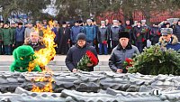 Алексей Текслер возложил цветы к Вечному огню в День защитника Отечества
