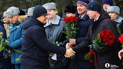 Алексей Текслер возложил цветы к Вечному огню в День защитника Отечества