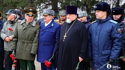 Алексей Текслер возложил цветы к Вечному огню в День защитника Отечества