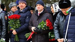 Алексей Текслер возложил цветы к Вечному огню в День защитника Отечества