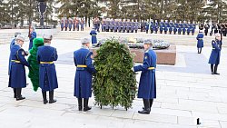 Алексей Текслер возложил цветы к Вечному огню в День защитника Отечества