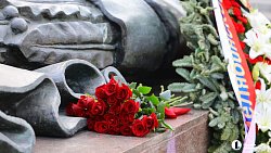 Алексей Текслер возложил цветы к Вечному огню в День защитника Отечества