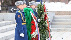 Алексей Текслер возложил цветы к Вечному огню в День защитника Отечества