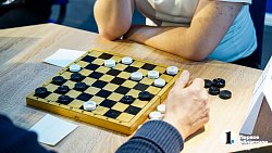 В Челябинске провели шашечный турнир среди многодетных отцов