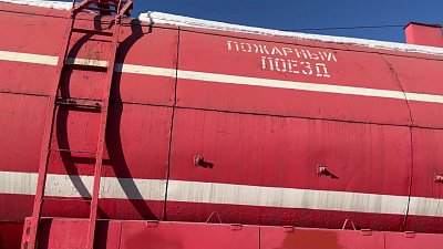 В Челябинске сотрудники МЧС провели экскурсию для школьника по пожарному поезду