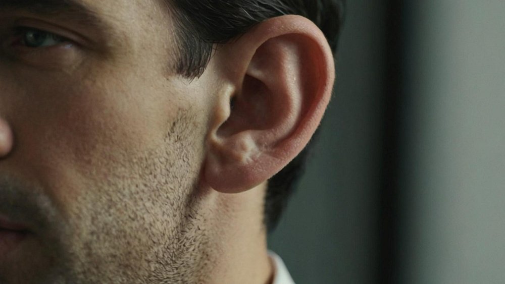 Из-за чего появляется звон в одном ухе