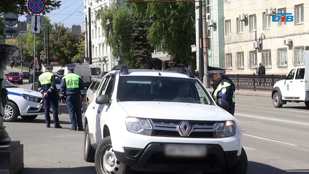 Госавтоинспекторы из Златоуста помогли автоледи с ребенком