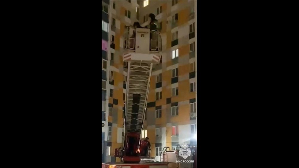 Челябинские спасатели помогли шестилетней девочке спуститься с балкона