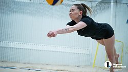 Белый песок и теплая погода в любое время года — как в Челябинске в пляжный волейбол зимой играют