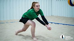 Белый песок и теплая погода в любое время года — как в Челябинске в пляжный волейбол зимой играют