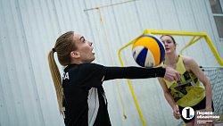 Белый песок и теплая погода в любое время года — как в Челябинске в пляжный волейбол зимой играют