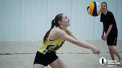 Белый песок и теплая погода в любое время года — как в Челябинске в пляжный волейбол зимой играют