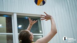 Белый песок и теплая погода в любое время года — как в Челябинске в пляжный волейбол зимой играют