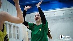 Белый песок и теплая погода в любое время года — как в Челябинске в пляжный волейбол зимой играют