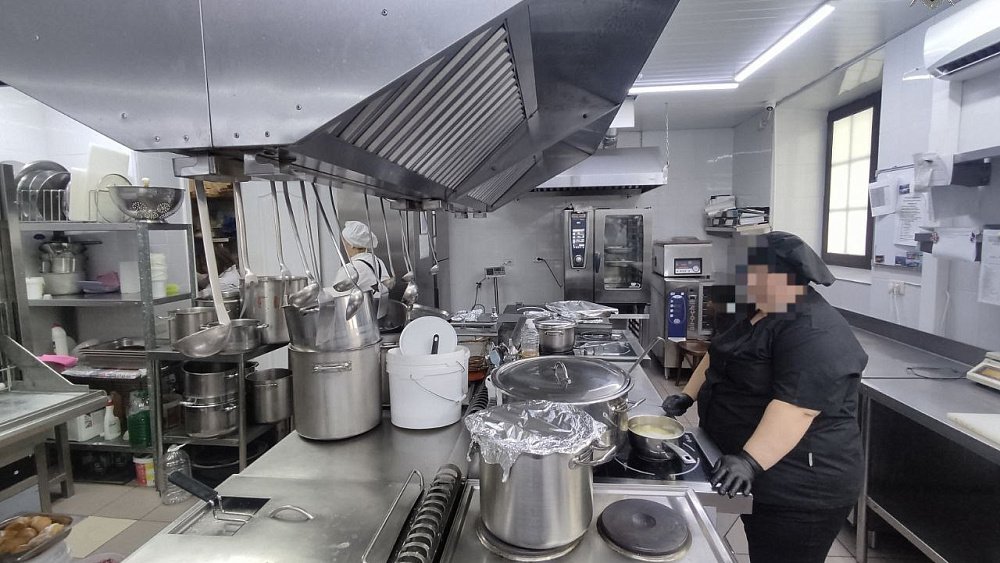 11 человек пожаловались на самочувствие после обеда в отеле в Миассе