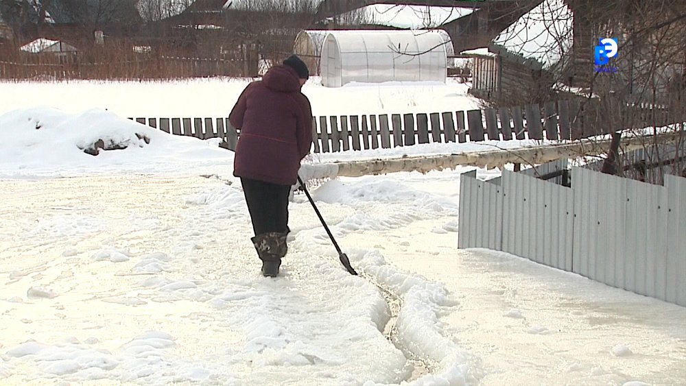 Родники продолжают подтапливать улицы Ленинска