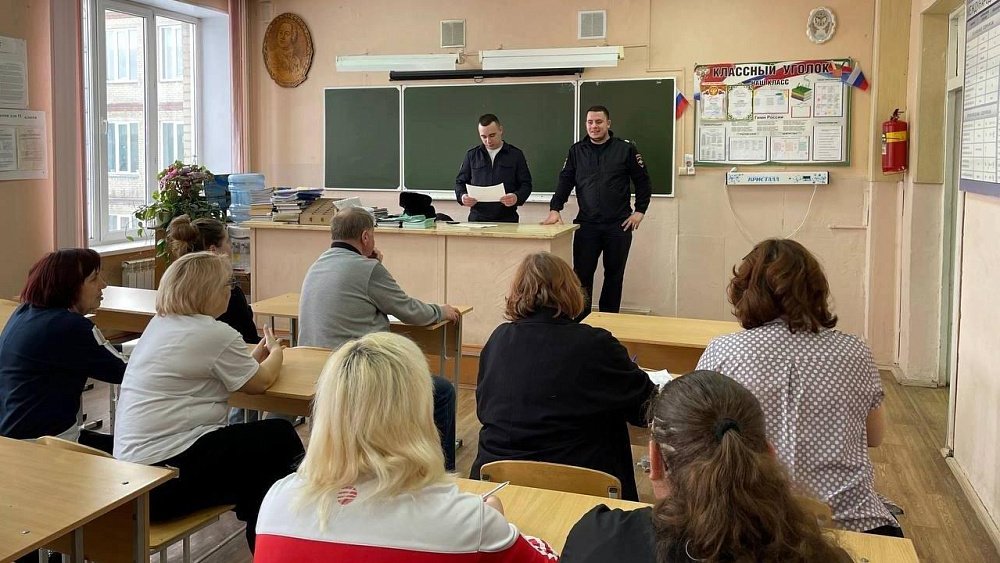 Челябинские учителя, воспитатели и нянечки научились опознавать мошенников и отбивать их атаки