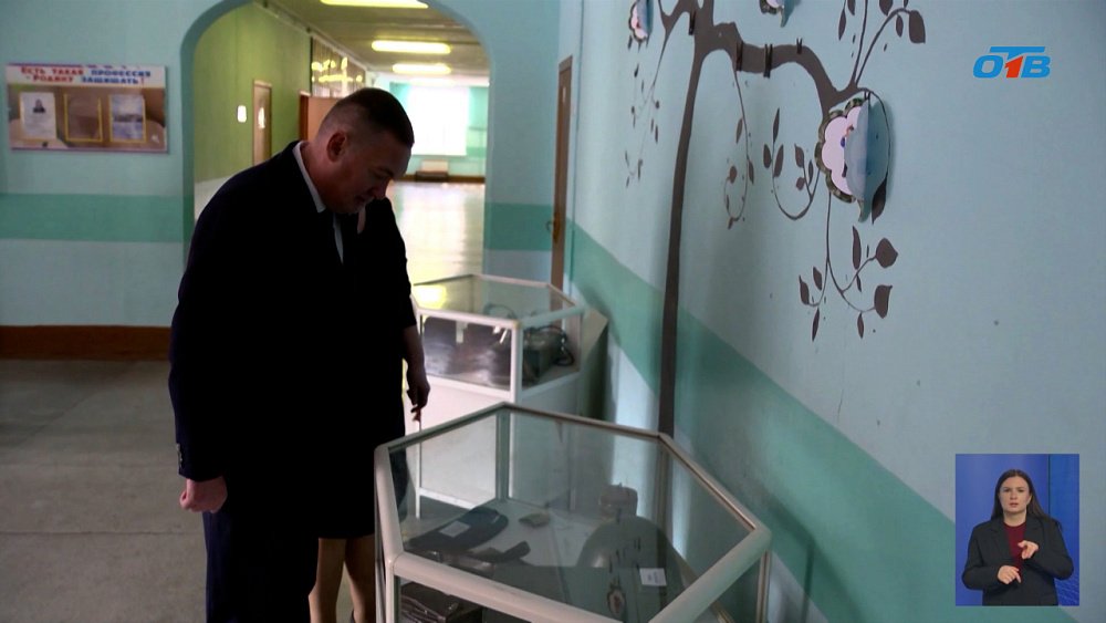 В Челябинске школу обеспечили костюмами химзащиты и автоматами