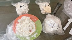 В Челябинске задержали мужчину с крупной партией гашиша и мефедрона