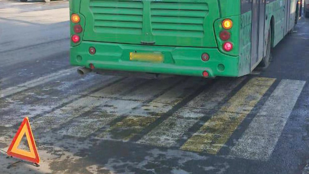 В Челябинске бабушка попала под автобус, переходя дорогу по зебре