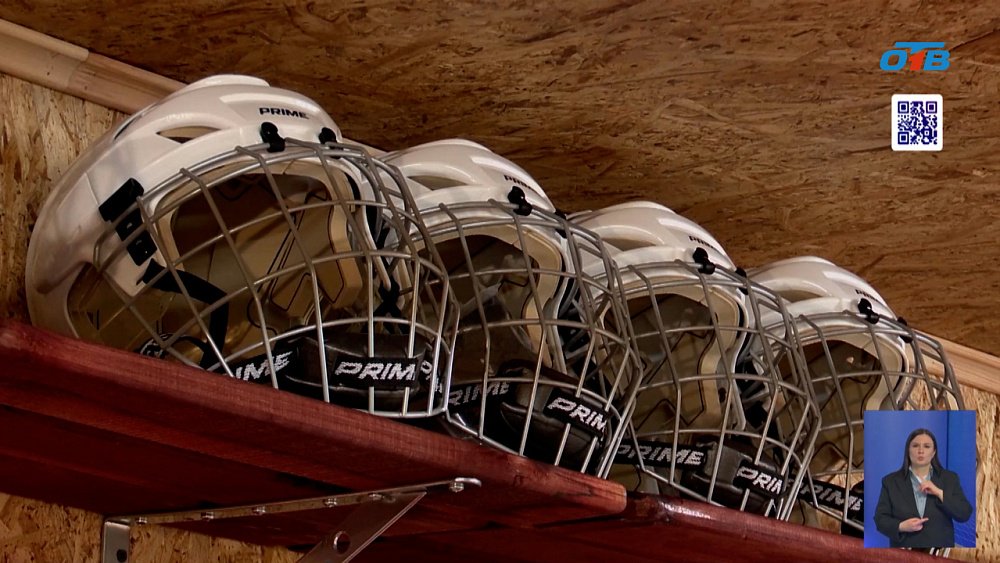 Дворовой команде по хоккею подарили новую форму