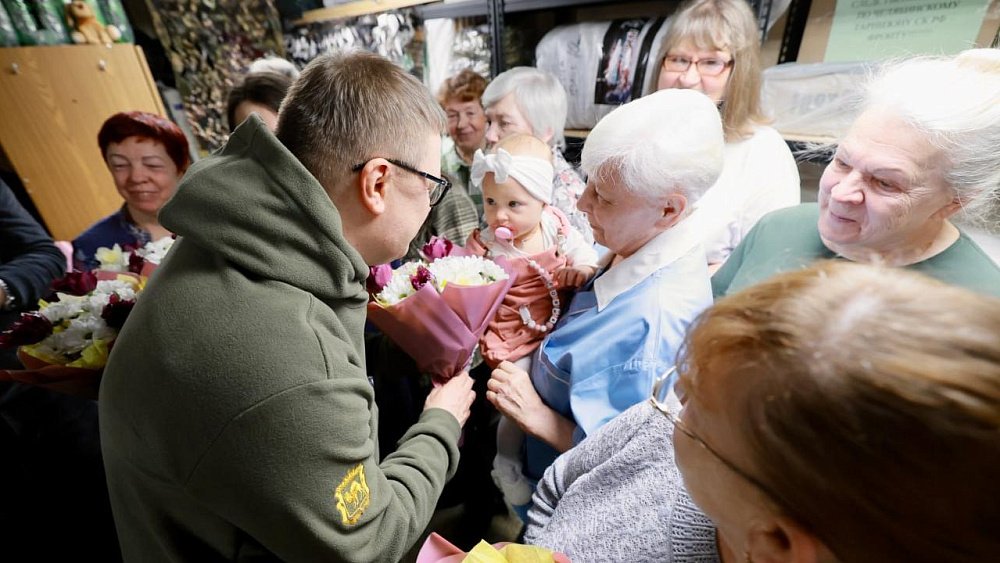 Алексей Текслер поздравил с 8 Марта участниц благотворительного сообщества «Шьем нашим»