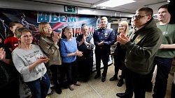 Алексей Текслер поздравил с 8 Марта участниц благотворительного сообщества «Шьем нашим»