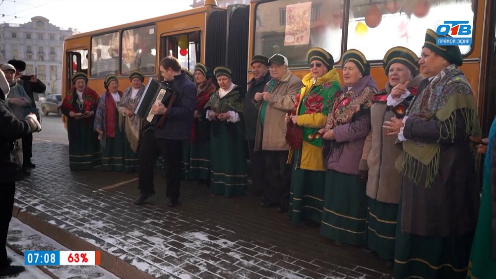 С гармошкой — в автобус-гармошку в сюжете «Хор поет в транспорте»