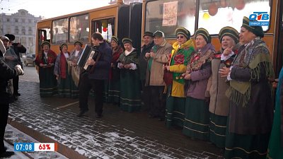 С гармошкой — в автобус-гармошку в сюжете «Хор поет в транспорте»