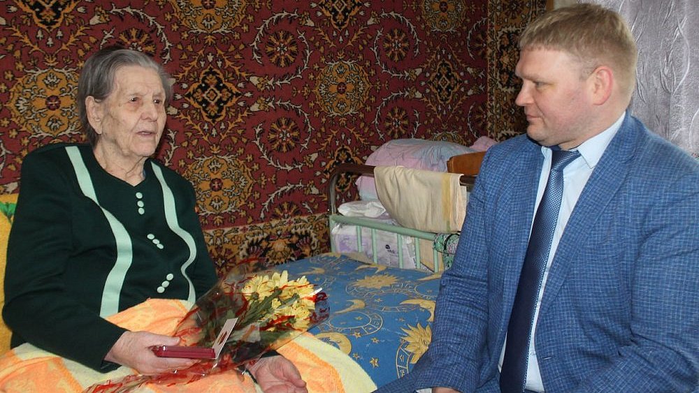 Жительнице Карабаша вручили юбилейную медаль в честь 80‑летия Великой Победы