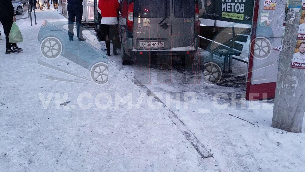 В Челябинске Fiat влетел в остановку после ДТП с маршруткой