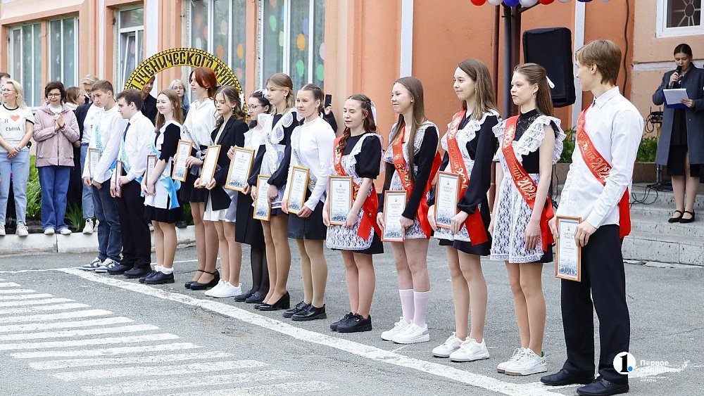 Последние звонки в российских школах пройдут 24 мая в 2025 году