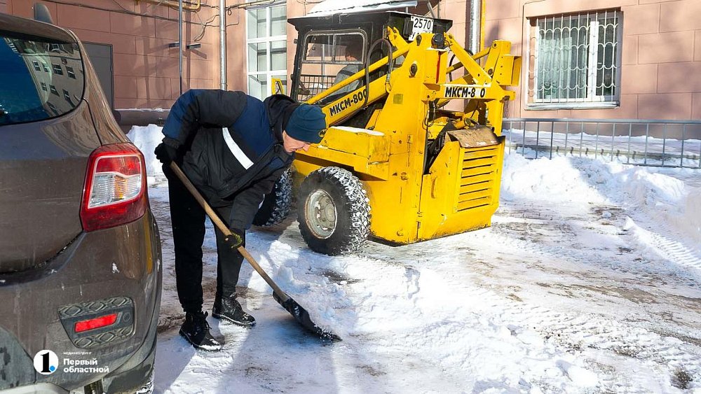 Почти 600 рабочих вышли на уборку снега в Челябинске 10 марта
