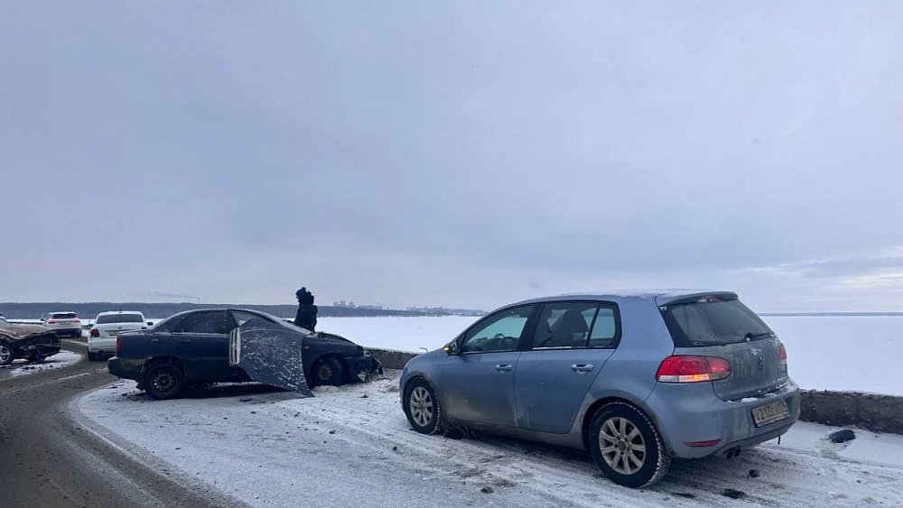 В Челябинске женщина за рулем Mercedes получила травмы в ДТП