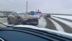 В Челябинске женщина за рулем Mercedes получила травмы в ДТП