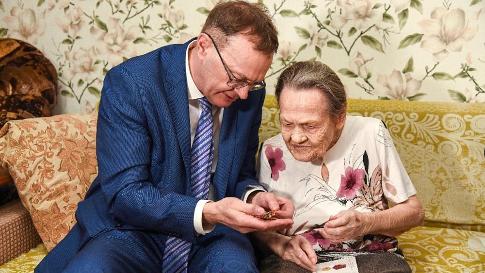 В Южноуральске двум ветеранам вручили памятные медали в честь 80‑летия Победы