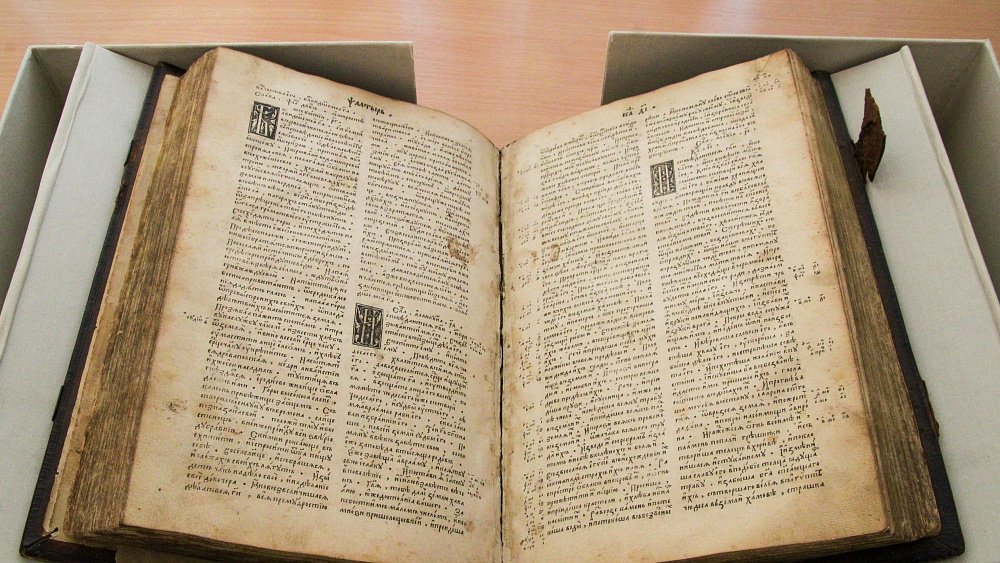 В Челябинске отреставрировали 9‑килограммовую книгу XIX века