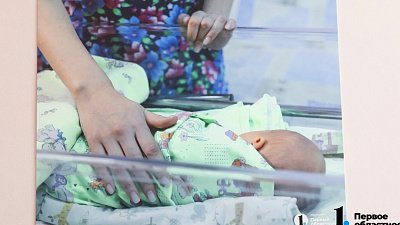 «Рожала в такой же сорочке»: пациенты кыштымской больницы оценили фотовыставку о материнстве