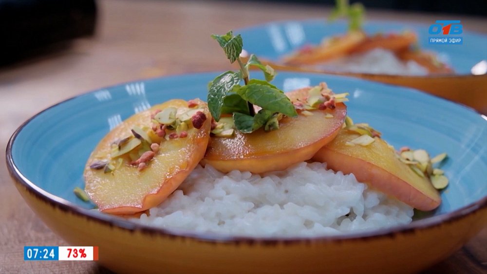 Рисовая каша с карамельным яблоком в рубрике «Завтрак с шеф-поваром»