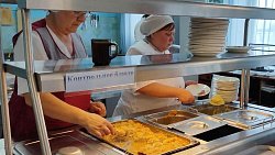 «Ягоды под снегом» и «Рыбка в пруду»: что едят дети в сельской школьной столовой