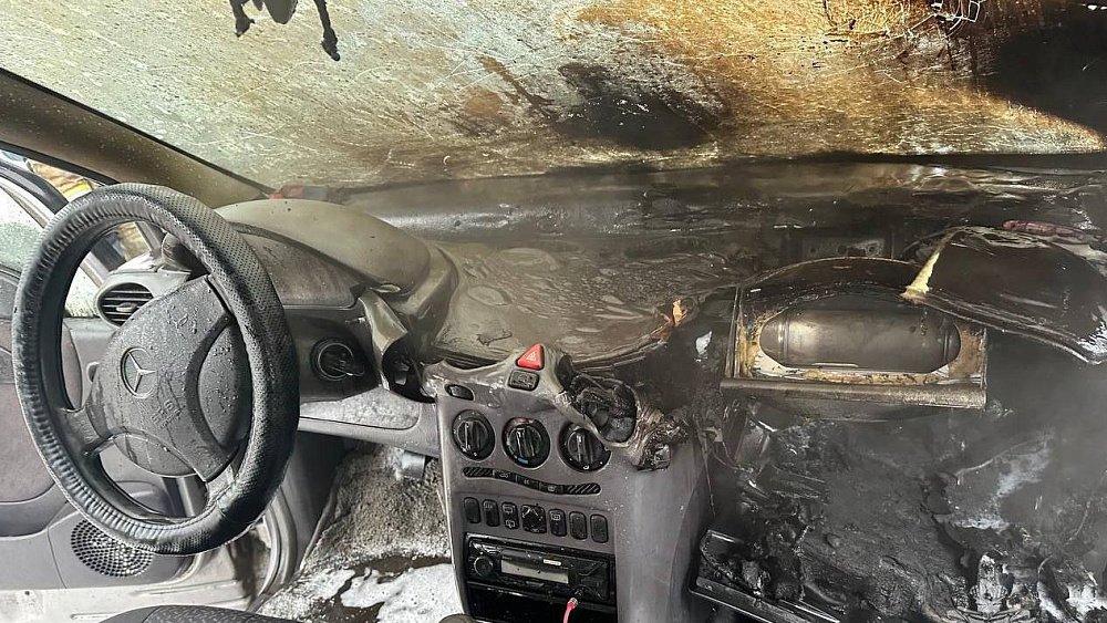 В Троицке из‑за замыкания проводки сгорел Mercedes