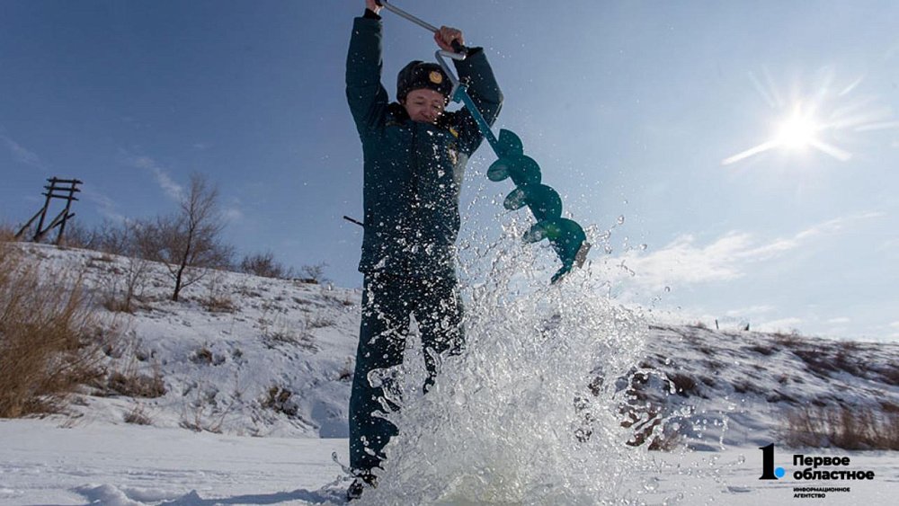На реках Челябинской области начали пилить лед перед паводком