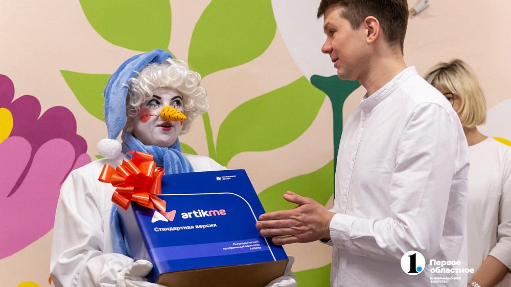 «Снеговики-добряки» привезли подарки в детское отделение челябинского психдиспансера