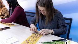 Аромасвечи и дыхательная гимнастика: семьи южноуральских бойцов СВО учат справляться со стрессом через творчество