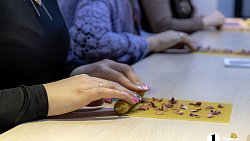 Аромасвечи и дыхательная гимнастика: семьи южноуральских бойцов СВО учат справляться со стрессом через творчество