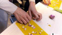 Аромасвечи и дыхательная гимнастика: семьи южноуральских бойцов СВО учат справляться со стрессом через творчество