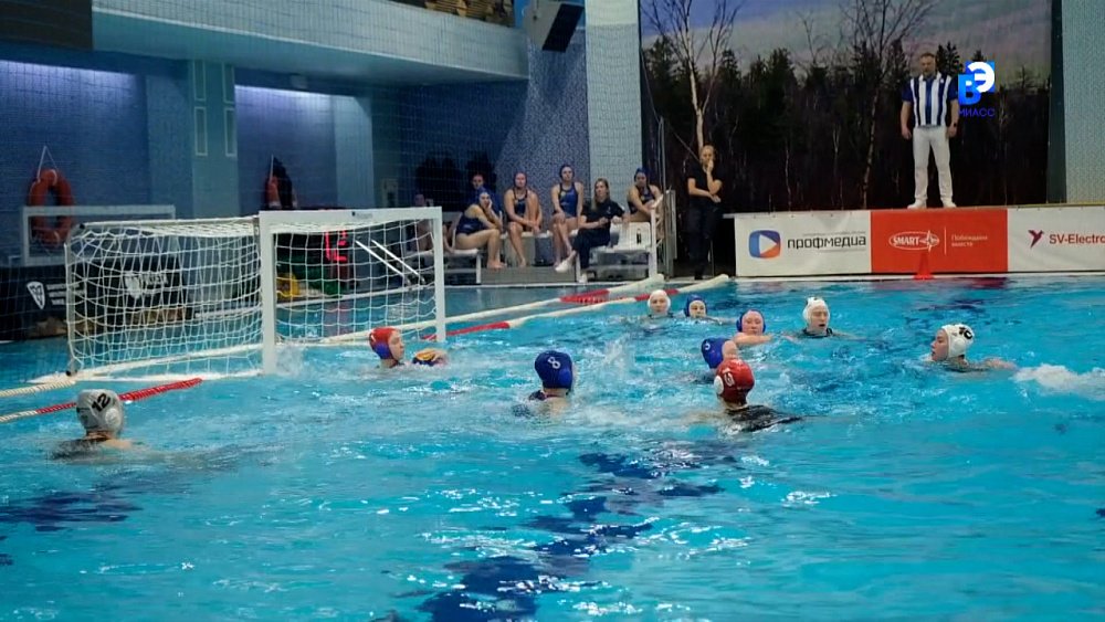 «Уралочка» доминирует на водной арене